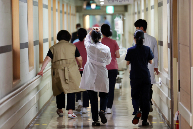 의과대학 증원 정책으로 정부와 의료계의 갈등이 장기화하는 17일 오후 광주 동구 전남대병원에서 의료진들이 이동하고 있다. <연합뉴스>